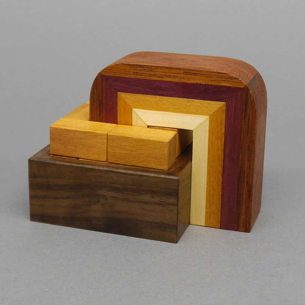 Holzpuzzle mit mehreren unterschiedlich geformten Holzteilen, das ein kniffliges Denkspiel zur Schulung logischen Denkens darstellt.