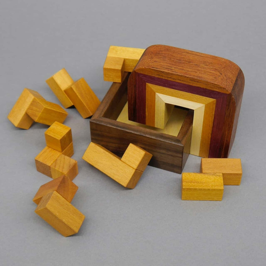 Rätselpuzzle aus Holz mit verschiedenförmigen Teilen, das als Geduldsspiel und IQ-Training dient.