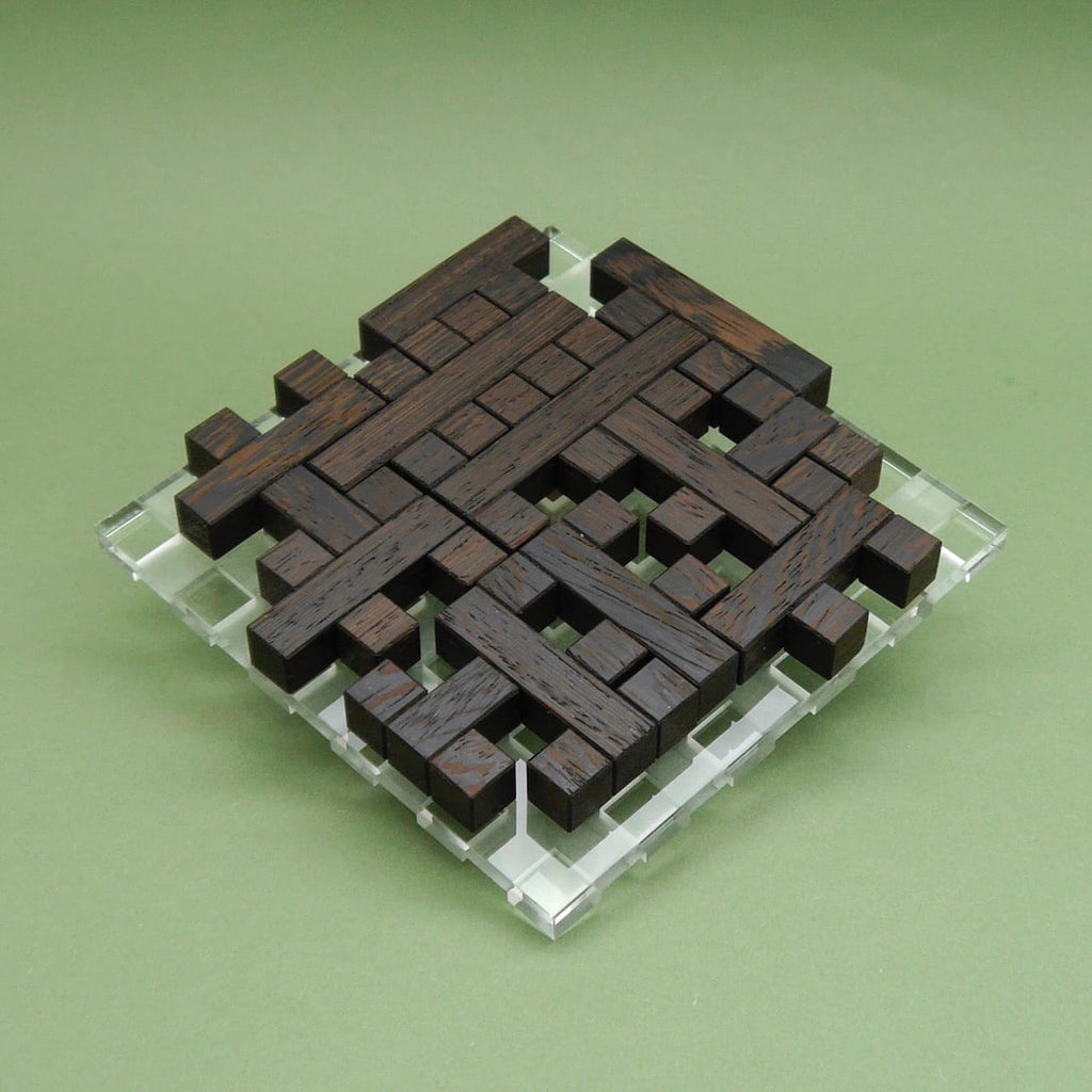 Fertig gelegtes Holzpuzzle auf transparentem Raster zeigt ein komplexes Grid-Puzzle, ideal zum Rätsel lösen und Knobeln.