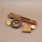 Holz-Geduldspiel mit roter Schnur, Holzring und Kugeln – ideal als kniffliges Denkspiel oder Geschenk.