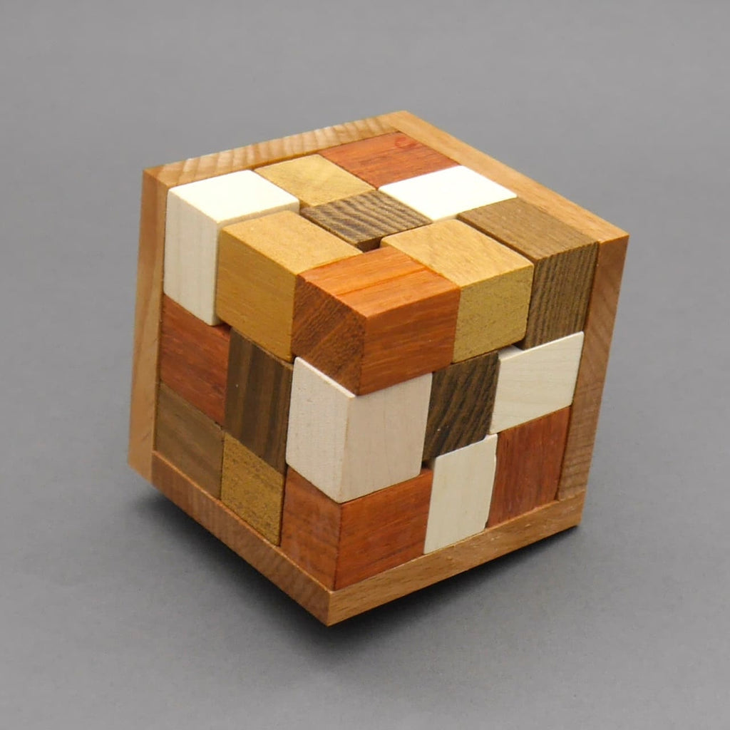 Hoffmann Cube Holzpuzzle: fertig zusammengesetzter, mehrfarbiger Holzwürfel in Rahmen