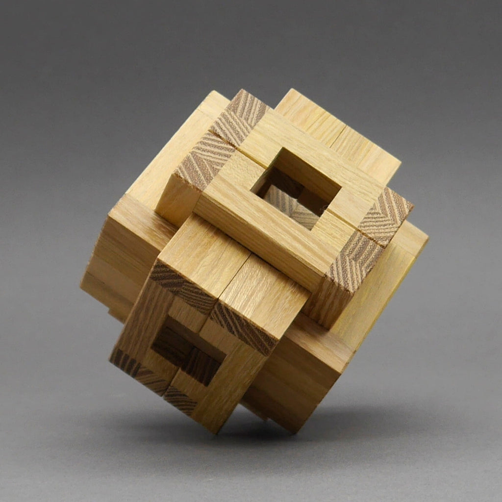 Hollow-Geduldsspiel aus Holz: verschlungene Leisten formen einen kompakten Knoten mit kleiner quadratischer Öffnung zum Knobeln.