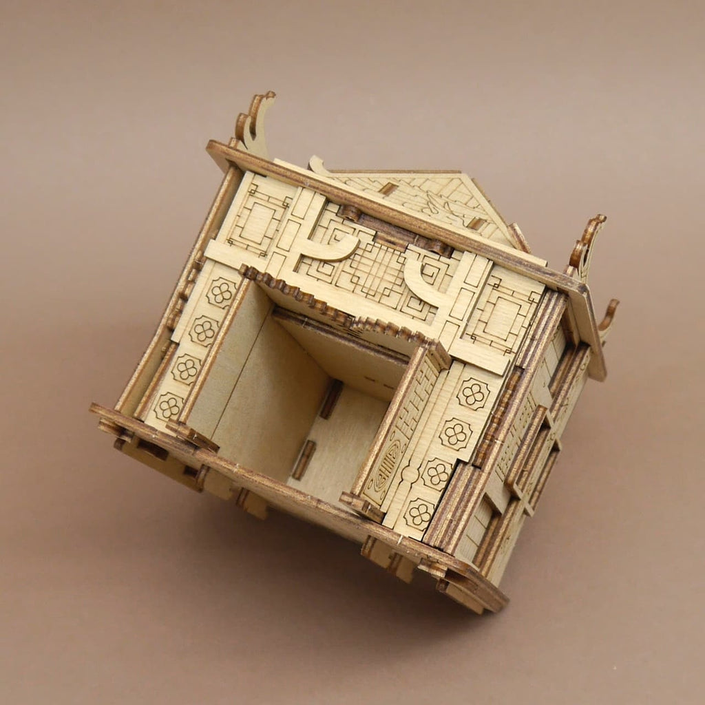 Geöffnete Geschenkbox ‘House of the Dragon’ aus Holz, sichtbares Innenfach und feine Gravuren.