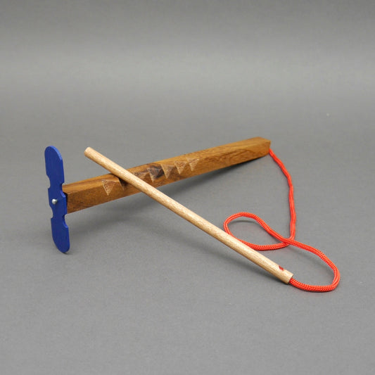 Hui‑Maschine Geduldsspiel Knobelspiel Holzspiel: Holzstab mit eingekerbten Zacken, blauem Propeller, roter Schnur und losem Stäbchen.