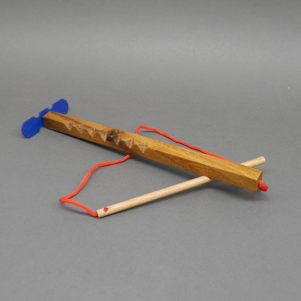 Hui‑Maschine Kinderspiel Propellerspiel Denkspiel: hölzerner Stab mit Rillen, roter Schnur und blauem Doppel‑Propeller.