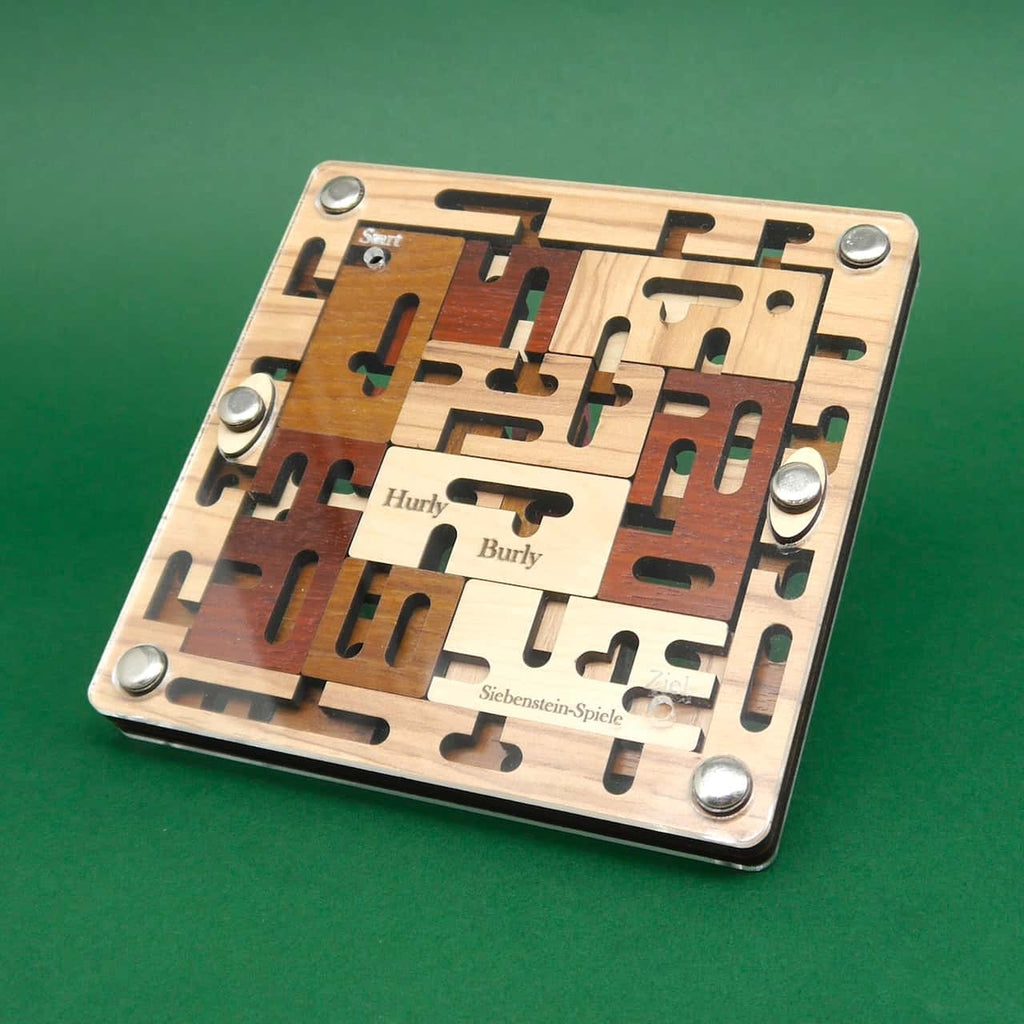 Komplett montiertes „Hurly Burly“-Labyrinth in der flachen Ansicht; die passgenau eingelegten Holzplättchen bilden verschachtelte Laufwege, eingerahmt von vier Metallschrauben.