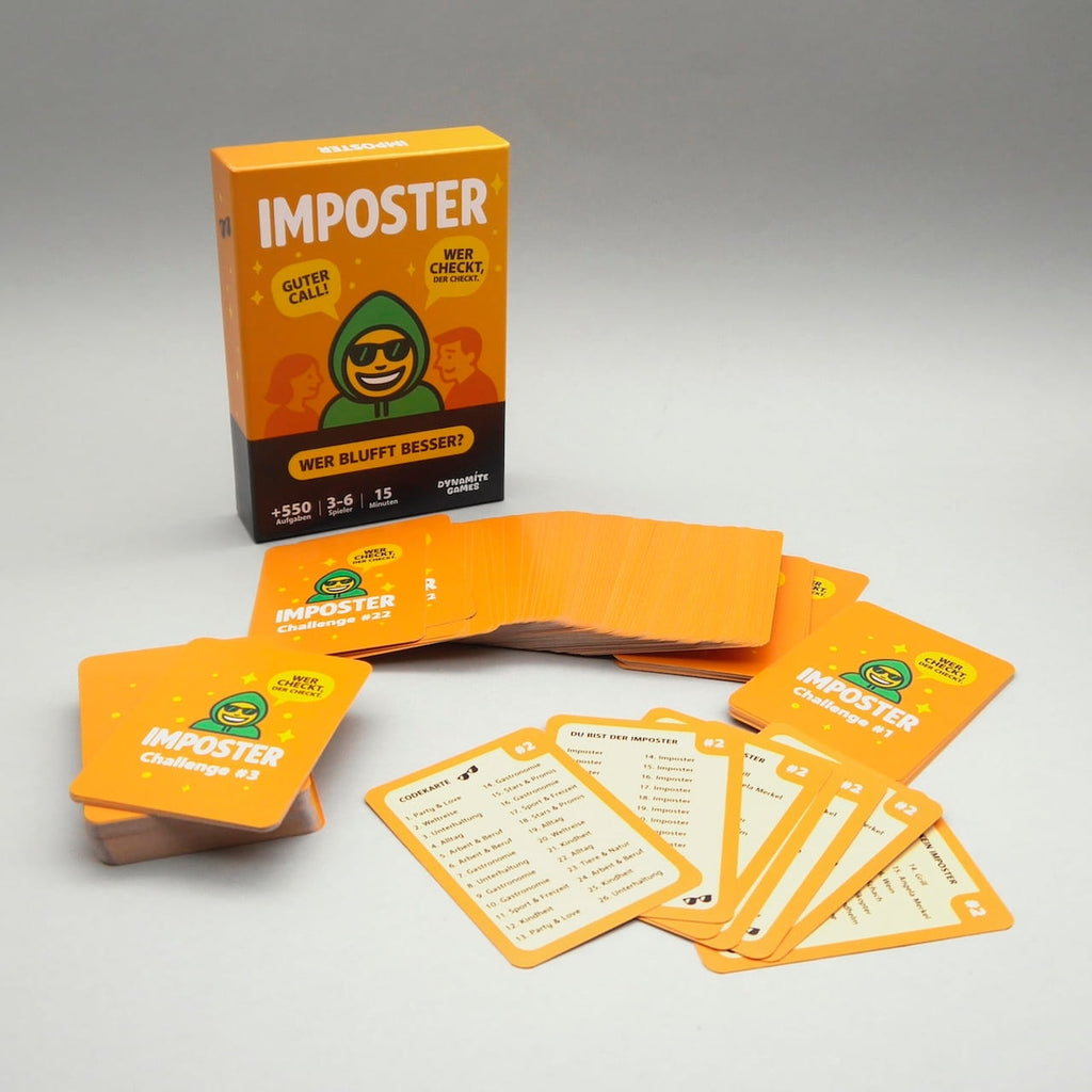 Imposter Partyspiel – Spielschachtel mit aufgefächerten Karten und sichtbaren Challenges, ideal für schnelle Runden.
