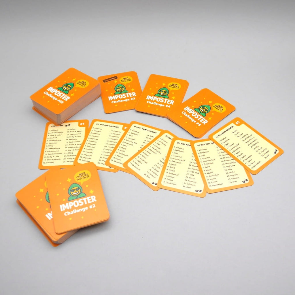 Imposter Ratespiel – mehrere Kartendecks und offen liegende Begriffskarten für Bluff- und Rate-Runden auf hellem Untergrund.