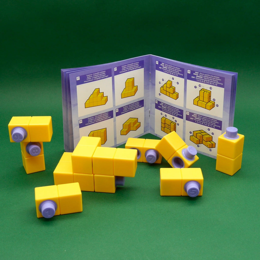 Interlock Knobelspiel: Gelbe Puzzle-Teile mit Lösungsheft zeigen kreative Denksportaufgabe für logisches Denken.