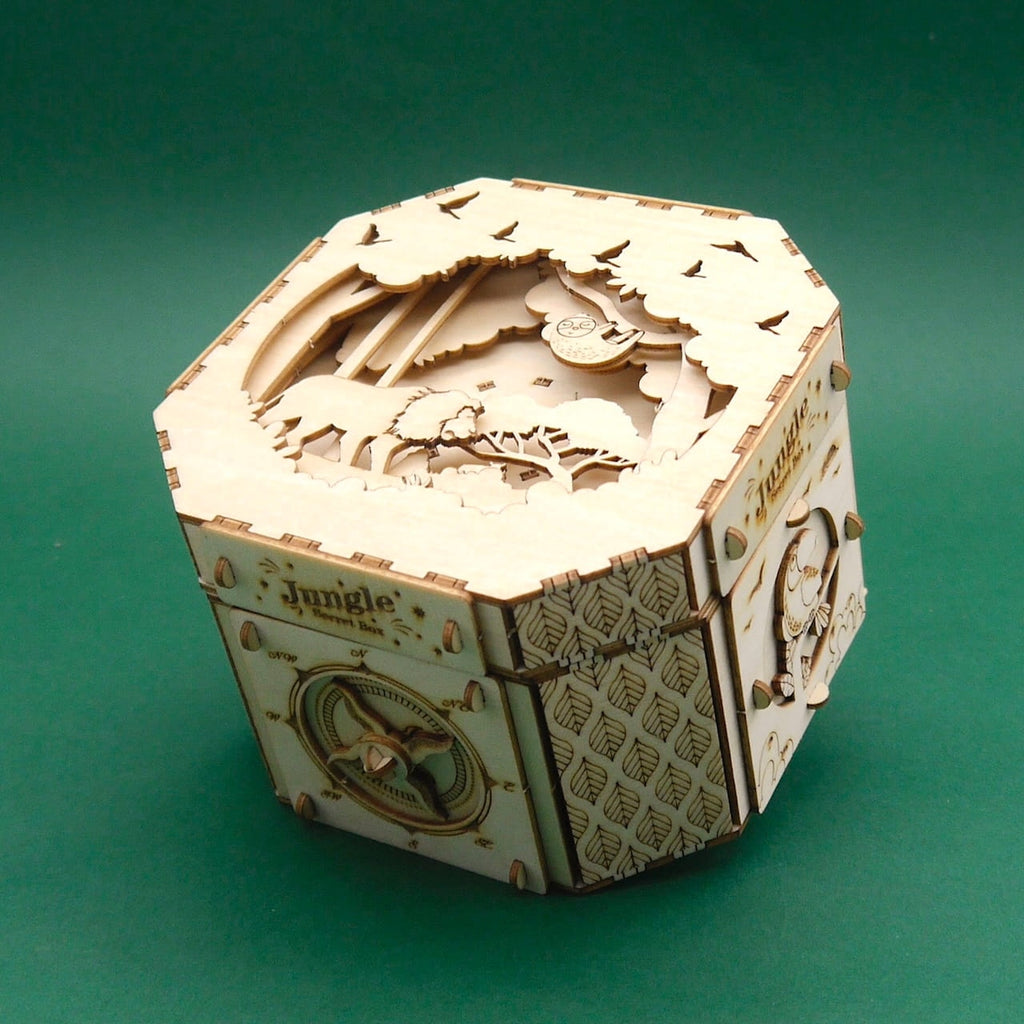 Mechanische Holzbox im Aufbau mit gelaserten Steckteilen, Jungle-Diorama und Zahnrädern.