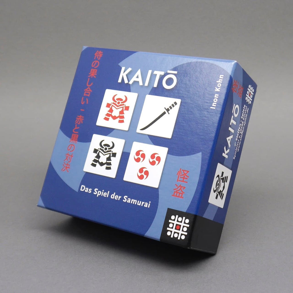 Die Verpackung des Legespiels Kaito zeigt stilisierte Samurai, Schwerter und Symbole auf quadratischen Holzsteinen.