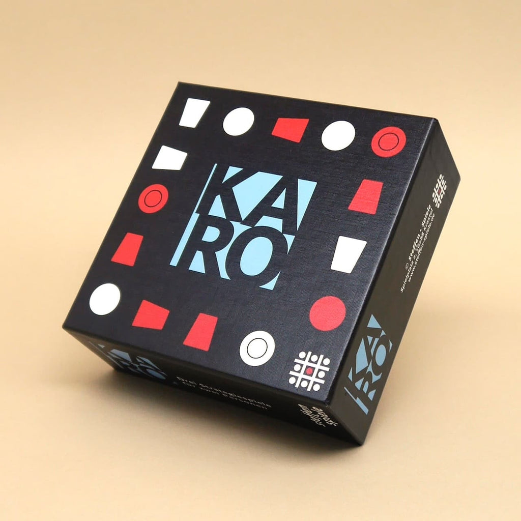 Quadratische Spielbox von KARO mit geometrischen Symbolen – ein modernes Denkspiel aus Holz.