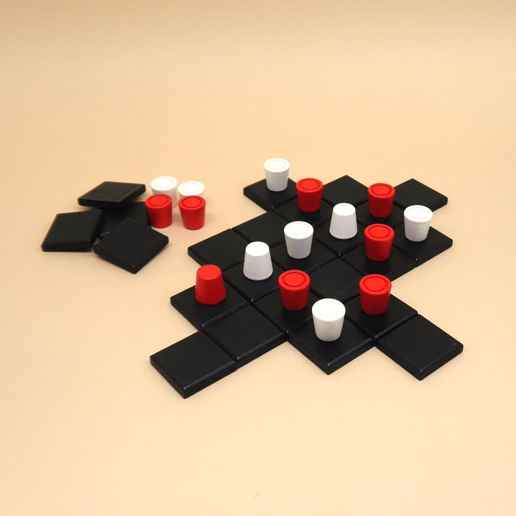 Das strategische Kinderspiel KARO für zwei Spieler mit modularem Spielfeld und farbigen Spielsteinen.