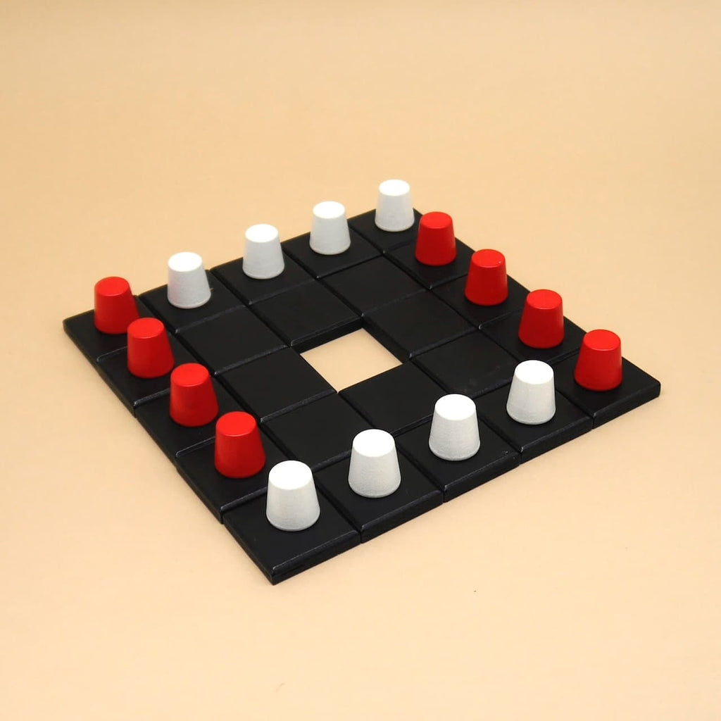 Aufgebautes Spielfeld des Taktikspiels KARO mit symmetrischer Anordnung der Spielsteine in Rot und Weiß.