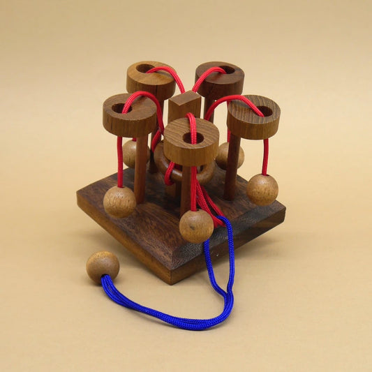 Holzbasiertes Stringpuzzle mit verschlungenen Seilen, ideal als Geduldsspiel.