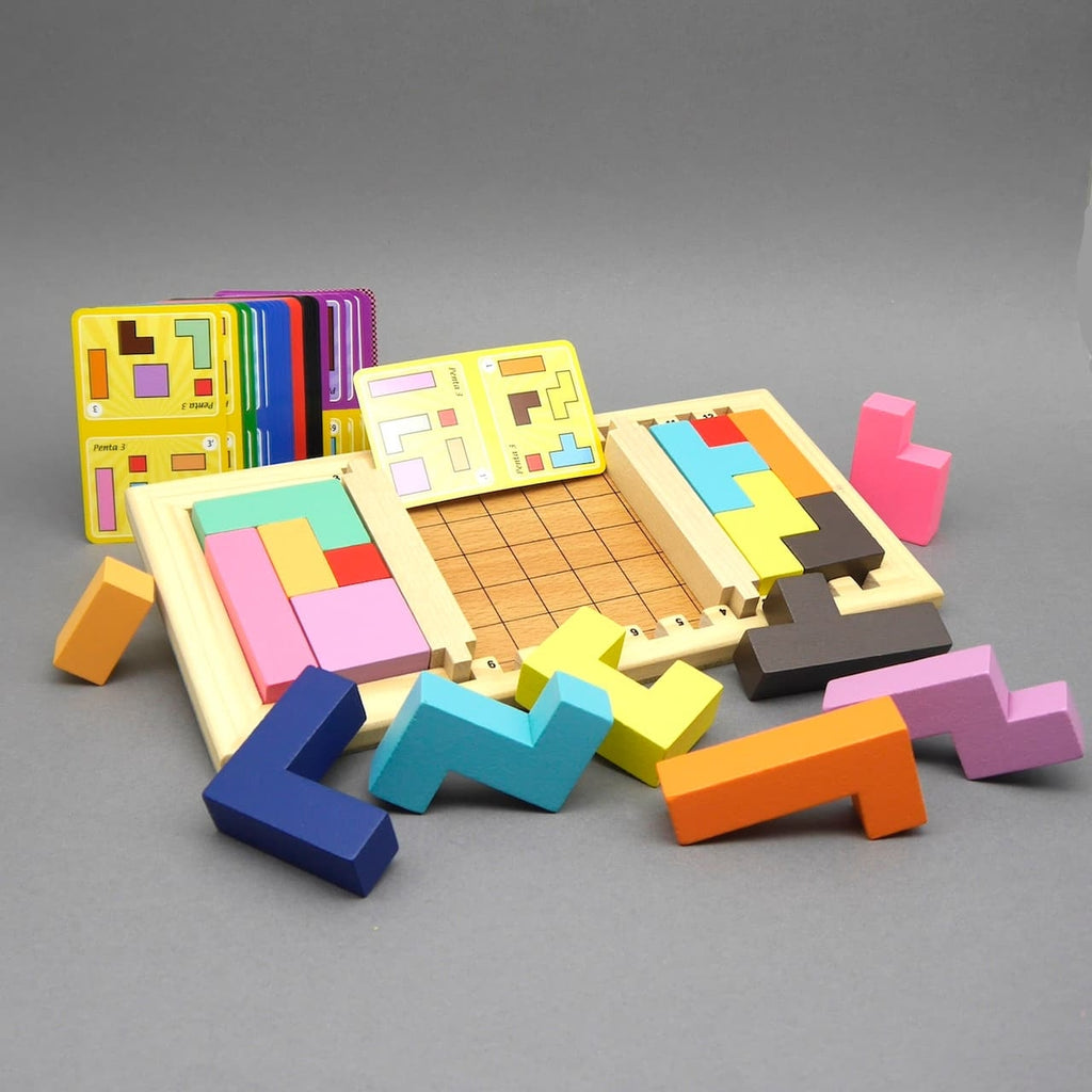 Offenes Holzbrett mit Raster, Aufgabenkarten und farbigen Steinen – variantenreiches Holzpuzzle für Einsteiger.