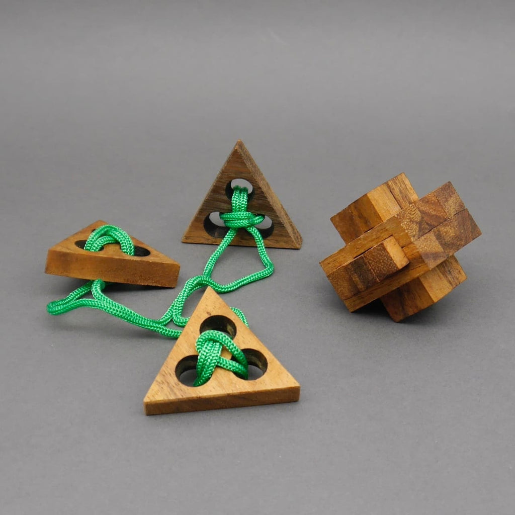 Komplexe Holz-Rätselpuzzles mit grünem Seil, ideal als kreatives Geschenkset für Rätselfans.