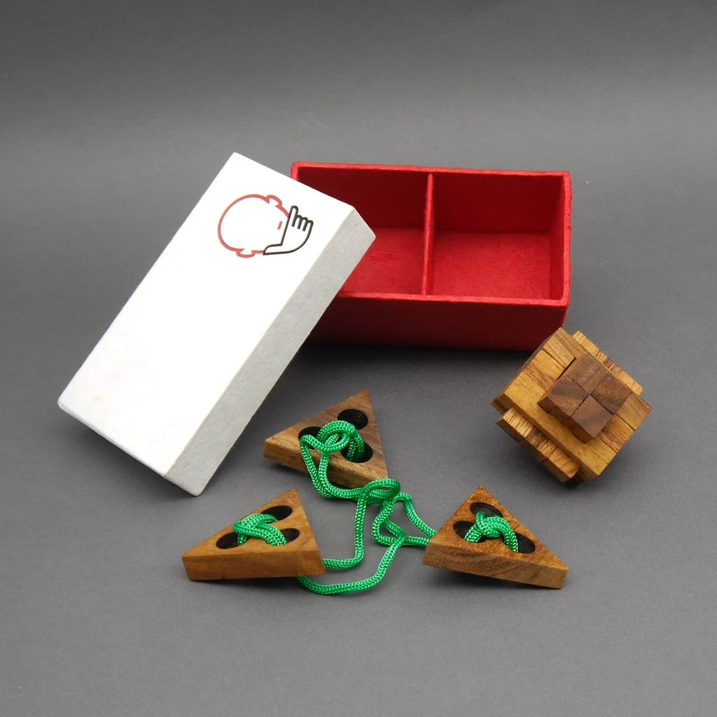 Offene Box mit Seilpuzzles und einem Logikspiel aus Holz, perfekt für Puzzleliebhaber und Knobelfans.