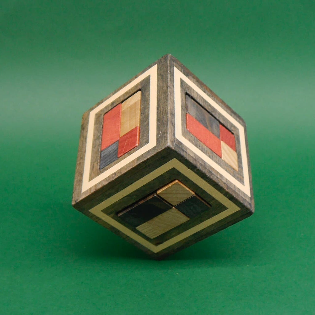 Fertig zusammengesetztes Wooden Puzzle in Würfelform mit geometrischen Mustern auf allen Seiten, freischwebend dargestellt.