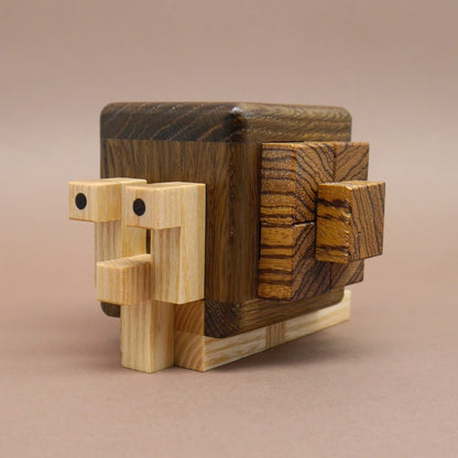 Edles Schnecken‑IQ‑Puzzle aus massivem Holz, perfekt als kreative Geschenkidee, frontal fotografiert.