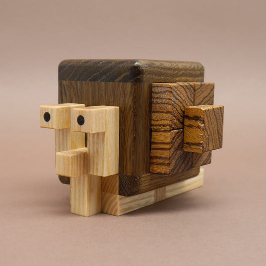 Edles Schnecken‑IQ‑Puzzle aus massivem Holz, perfekt als kreative Geschenkidee, frontal fotografiert.