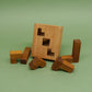 Logikpuzzle: einzelne Formsteine lehnen an einer Holzplatte mit drei quadratischen Öffnungen.