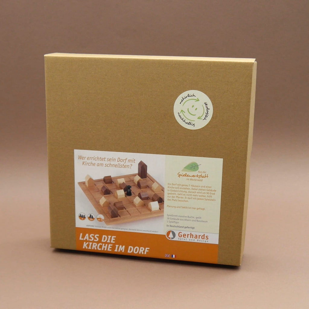 Produktverpackung des Strategiespiels ‚Lass die Kirche im Dorf‘ mit Infosticker und Foto des Spielaufbaus auf der Vorderseite.