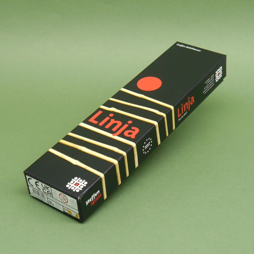 Ein strategisches Taktikspiel mit Holzstäben und Spielfiguren in Rot und Schwarz aus dem Spiel Linja.