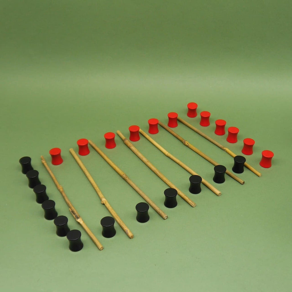 Aufgebautes Linja Kinderspiel mit Spielfiguren und Holzstäben, ideal für zwei Personen.