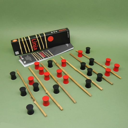 Komplettes Linja Strategiespiel mit Spielanleitung, Verpackung und Spielfiguren für die ganze Familie.