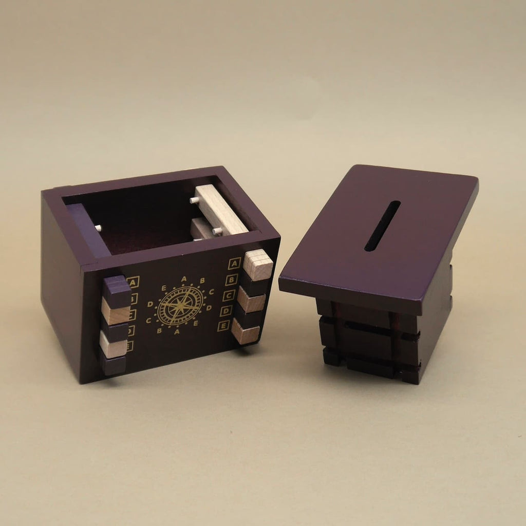 Geöffnete Holzbox im Schatzkisten-Stil mit sichtbarem Schließmechanismus im Inneren.