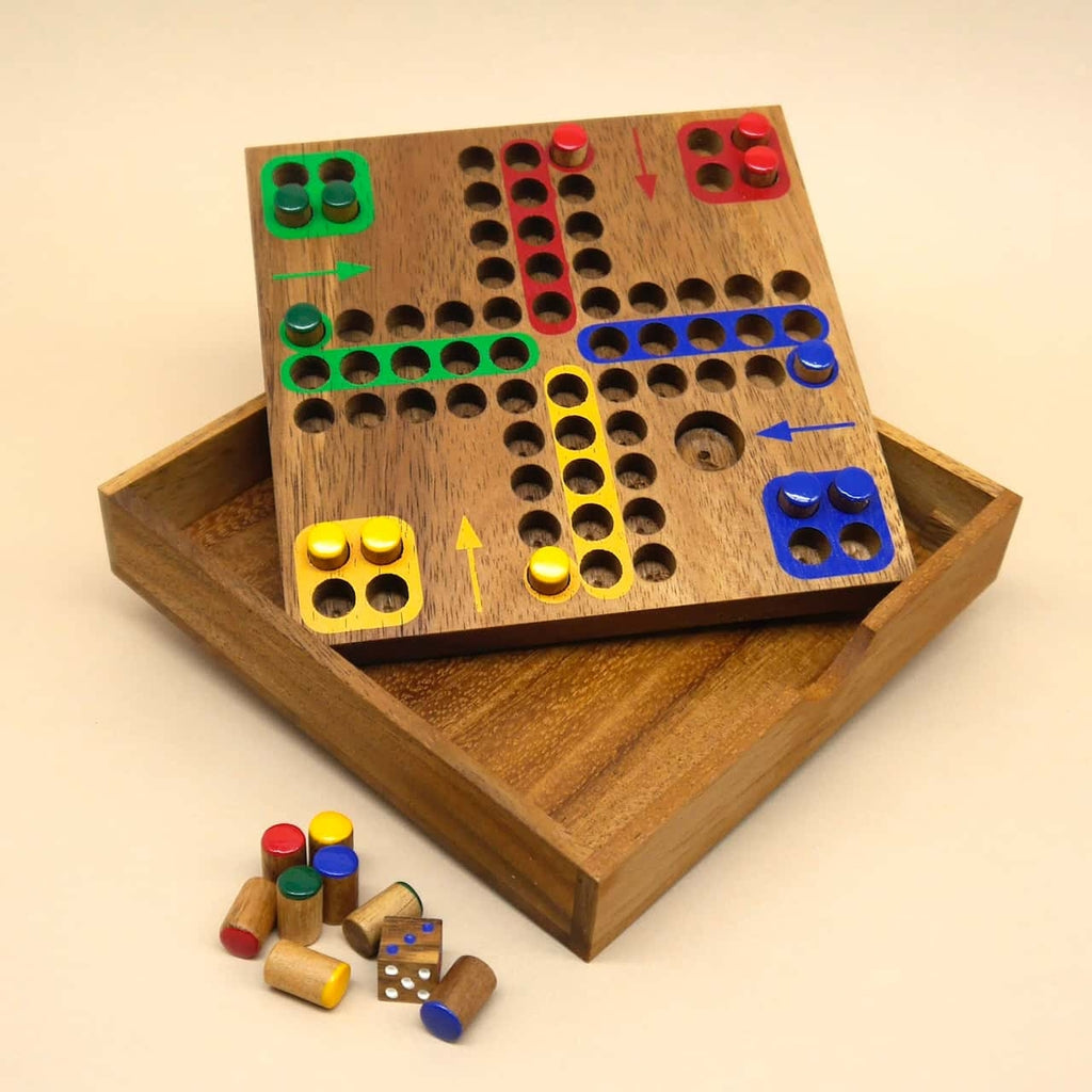 Offenes Ludo Kinderspiel aus Holz – Spielbrett über der Box angehoben, bunte Figuren und Miniwürfel liegen davor.