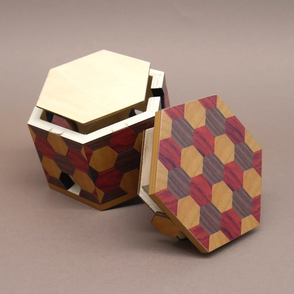 Hexagonale Holzbox mit Wabenmuster; als Geschenkbox mit abgenommenem Deckel gezeigt.