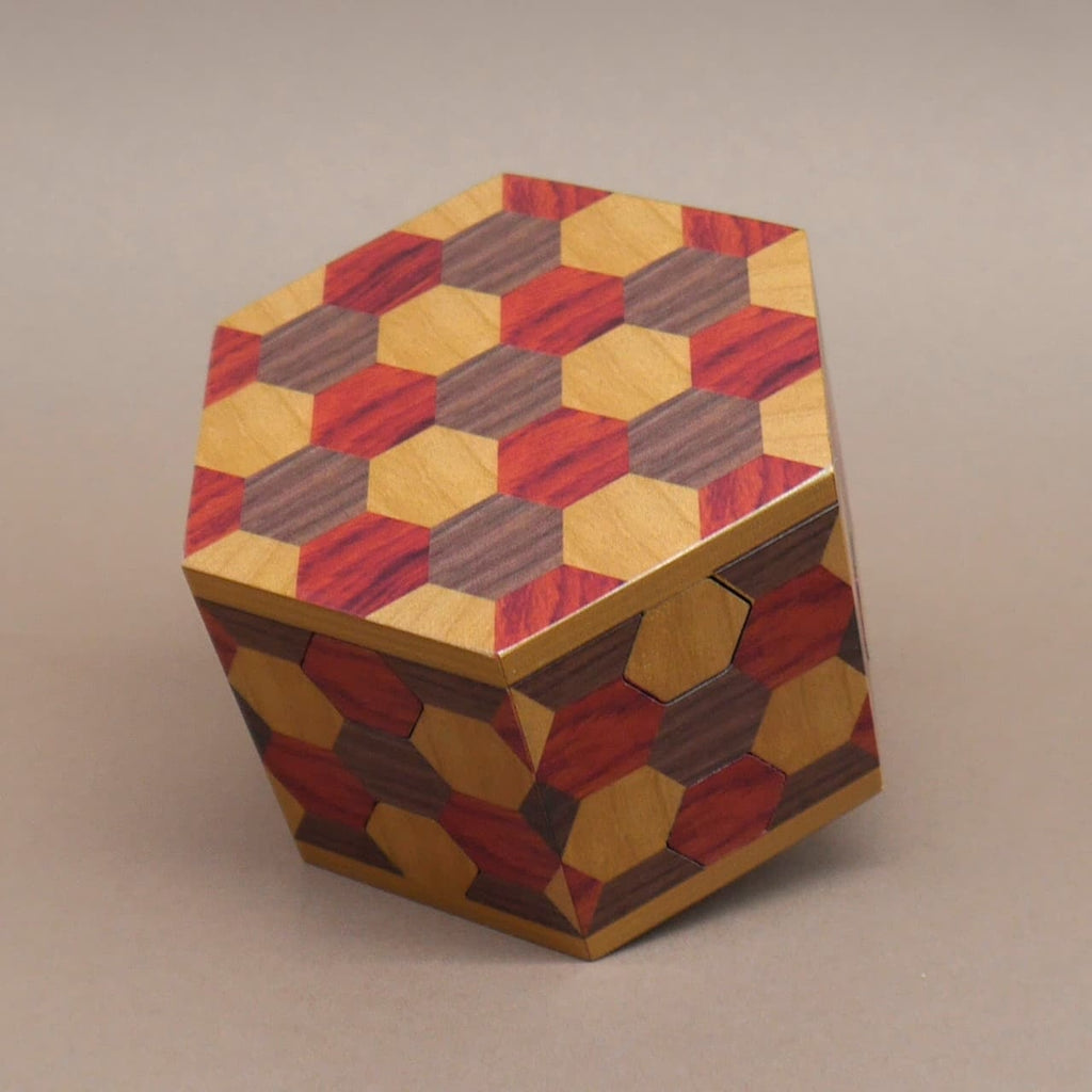 Geschlossene Holzkiste im Honeycomb-Design mit dekorativem Wabenmuster.