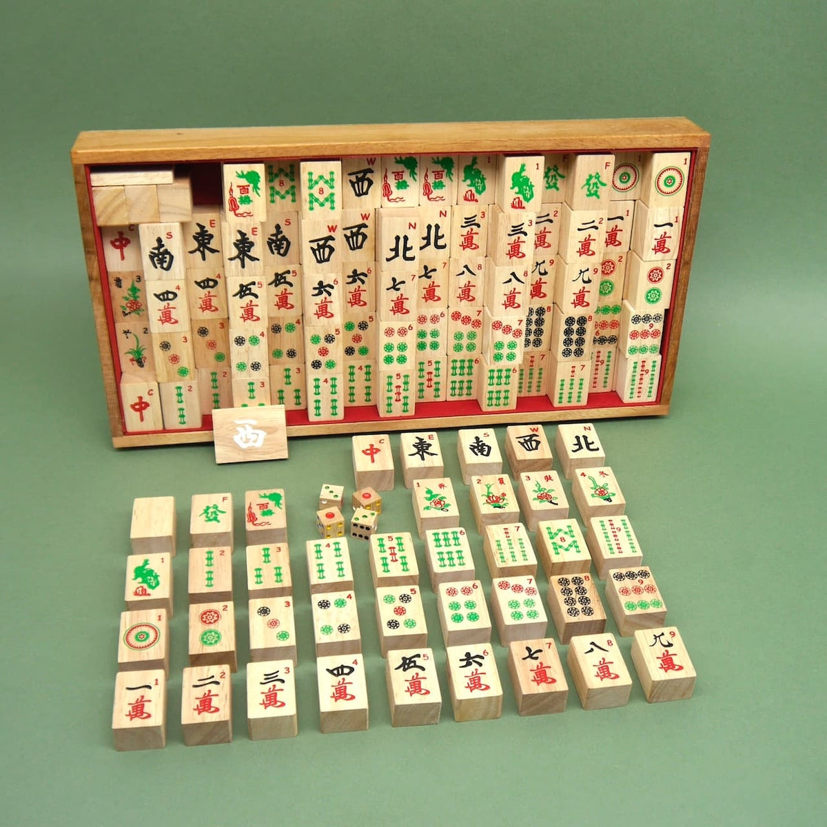 Holz-Mahjongspiel mit sortierten Spielsteinen in einer Box, ideal als Familienspiel und Legespiel.