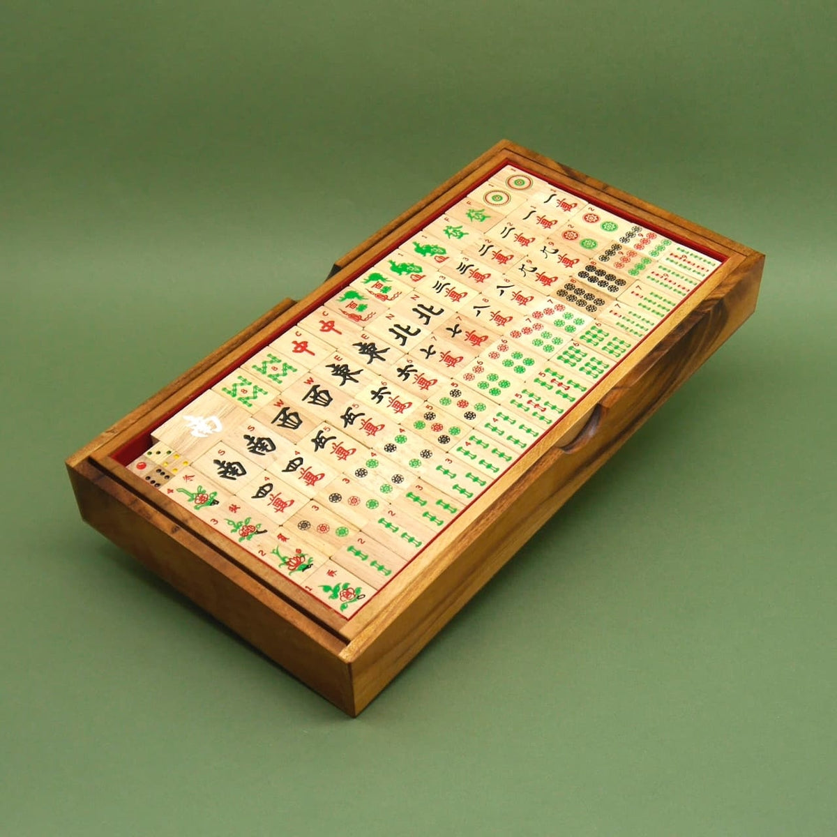 Komplettes Mahjong-Holzspiel als klassisches Gesellschaftsspiel, ordentlich in einer Holzbox verstaut.