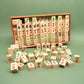 Offene Mahjong-Spielbox mit verstreut liegenden Holzsteinen – ein klassisches Strategiespiel aus Holz.