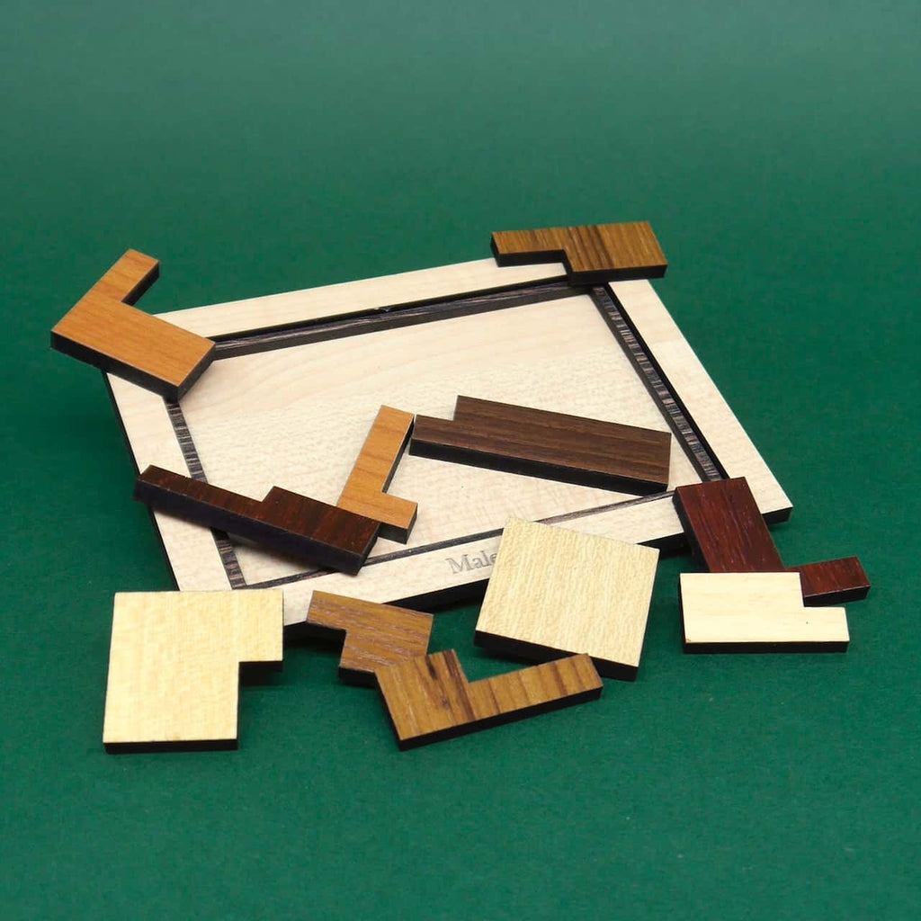 Holzpuzzle mit bunten, geometrischen Teilen in einem quadratischen Rahmen, angeordnet zu einem abstrakten Muster.