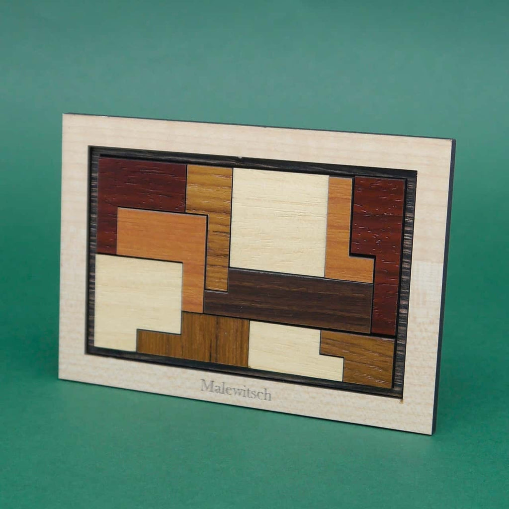 Zusammengesetztes Legepuzzle aus unterschiedlich geformten Holzstücken in kräftigen Farben, das verschiedene Kombinationsmöglichkeiten bietet.
