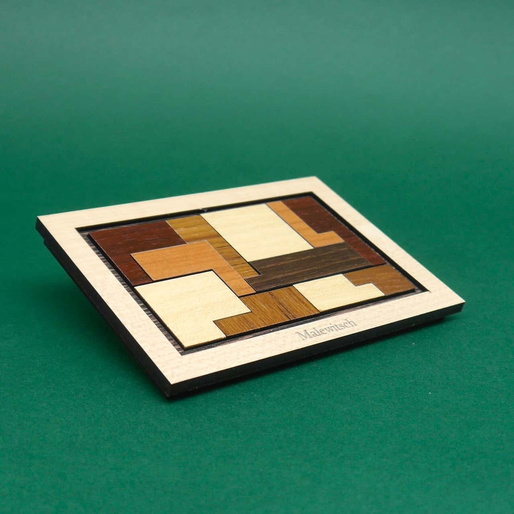 Ein vollständig ausgefülltes, quadratisches Holzpuzzle mit passgenau arrangierten, farbigen Teilen, das als Denk- und Kombinationsspiel dient.