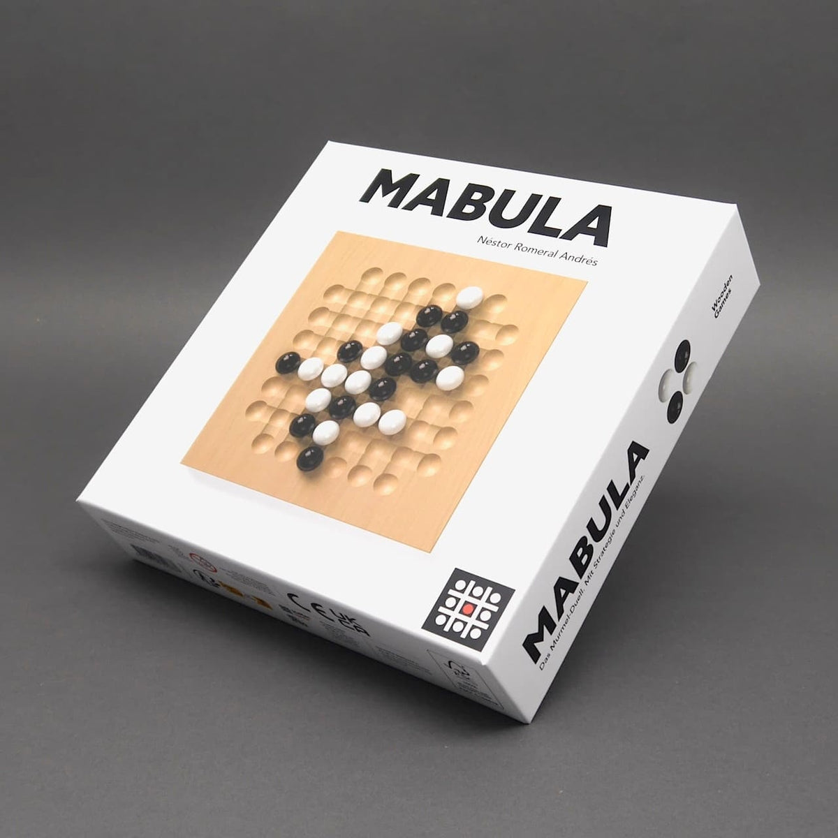 Verpackung des Spiels „Mabula“ mit Spielbrett und Spielkugeln – ein stilvolles Gesellschaftsspiel aus Holz für die ganze Familie.