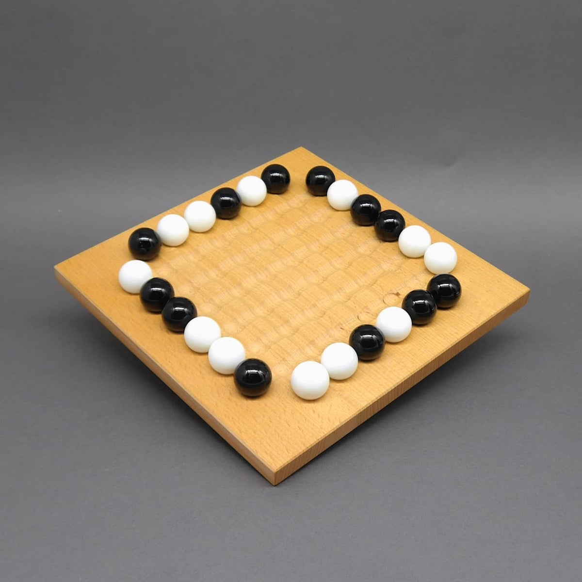 Taktikspiel Marbula mit Kugeln in Startaufstellung – perfekt für den Spieleabend oder als kompaktes Reisespiel.