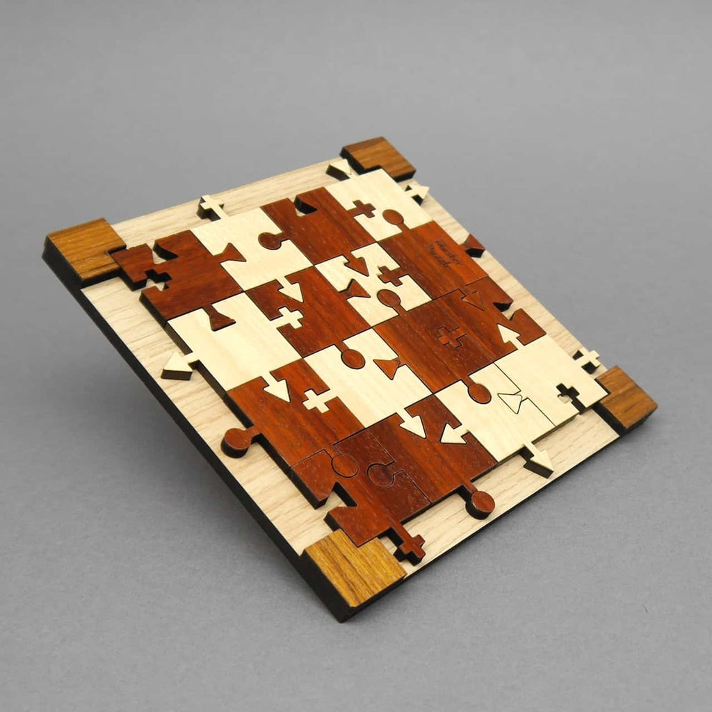 Schräg gestelltes quadratisches Holzpuzzle: rotbraune und helle Teile liegen halb fertig im Rahmen; ihre Verbinder zeigen Pfeile, Kreise und Pluszeichen.