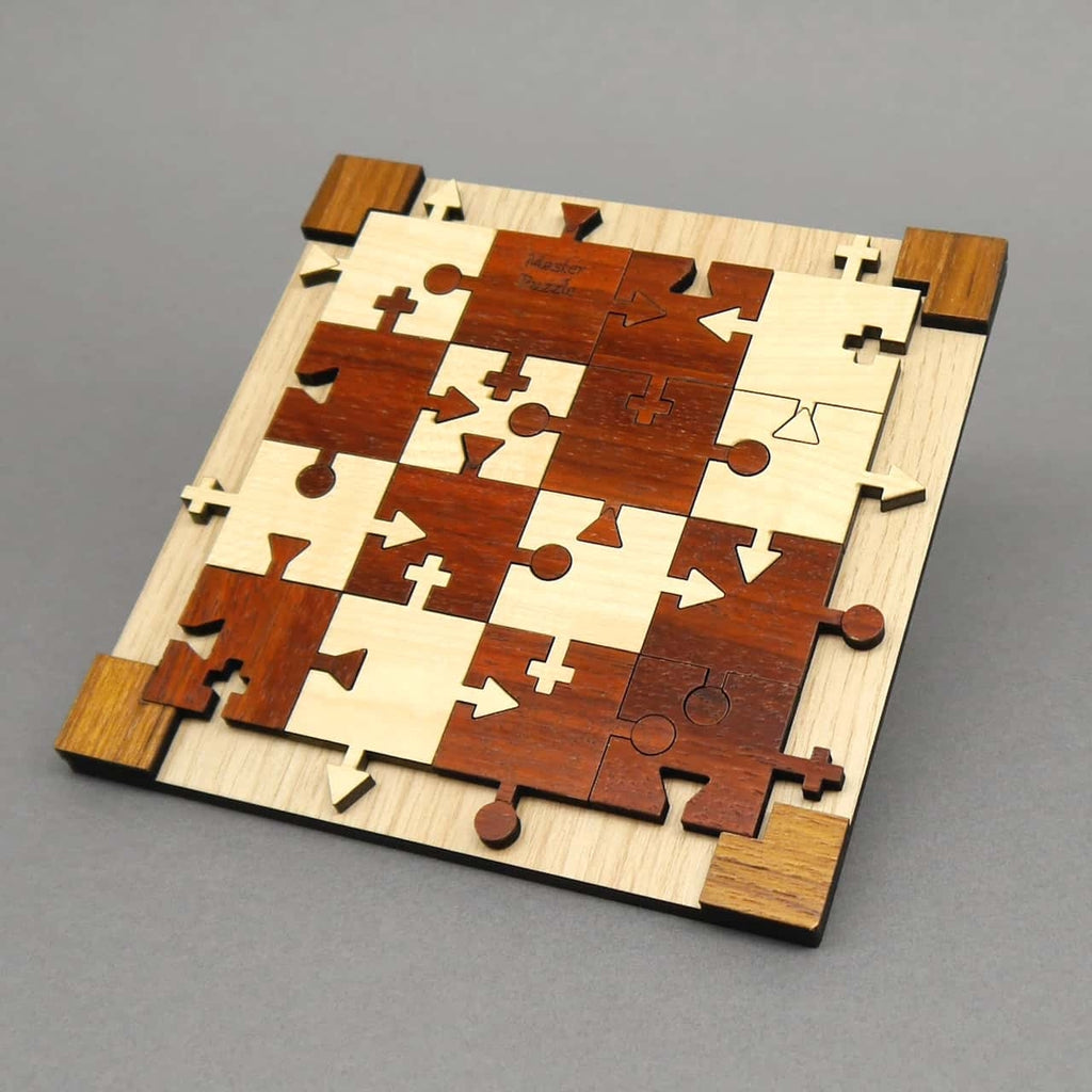 Vollständig zusammengesetztes quadratisches Holzpuzzle aus rotbraunen und hellen Teilen; die ungewöhnlichen Symbol-Verbinder schließen exakt in den Rahmen.