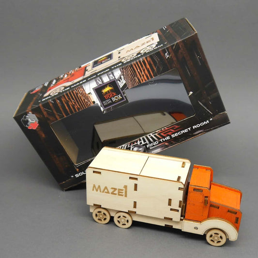 Holzmodell-Truck des Kugellabyrinth-Puzzles vor schräg geöffneter Verpackung.