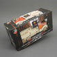 Verpackter Maze1 Holz-Truck im Karton mit Sichtfenster, Hinweis auf verstecktes Geheimfach im Inneren.