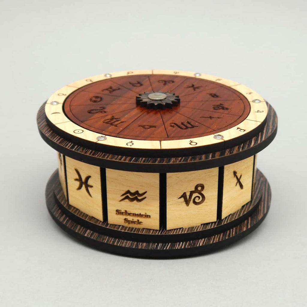 Holzpuzzle-Box (Medici Box) mit dekorativen Gravuren, als IQ-Puzzle-Geschenk präsentiert.
