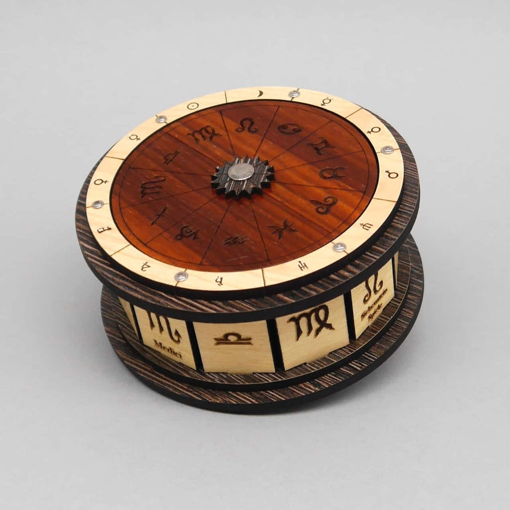 Eine hölzerne Trickkiste (Medici Box) mit raffiniertem Öffnungsmechanismus, gestaltet als knifflige Knobelbox.