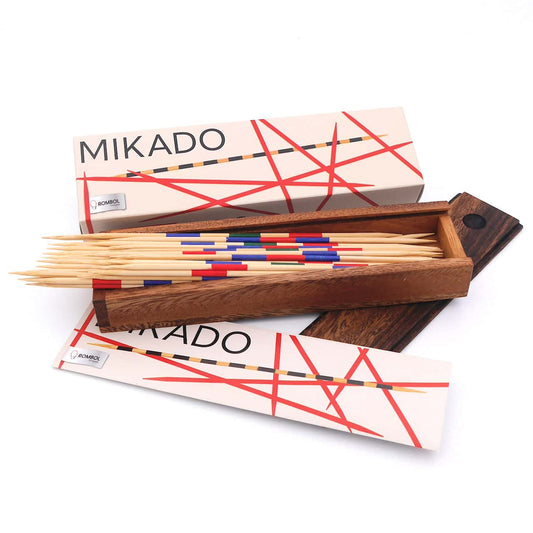 Ein hölzernes Geschicklichkeitsspiel namens Mikado oder Pick-up-Sticks. Mehrere farbige Stäbchen liegen auf einem Tisch verteilt, bereit für das Spiel.