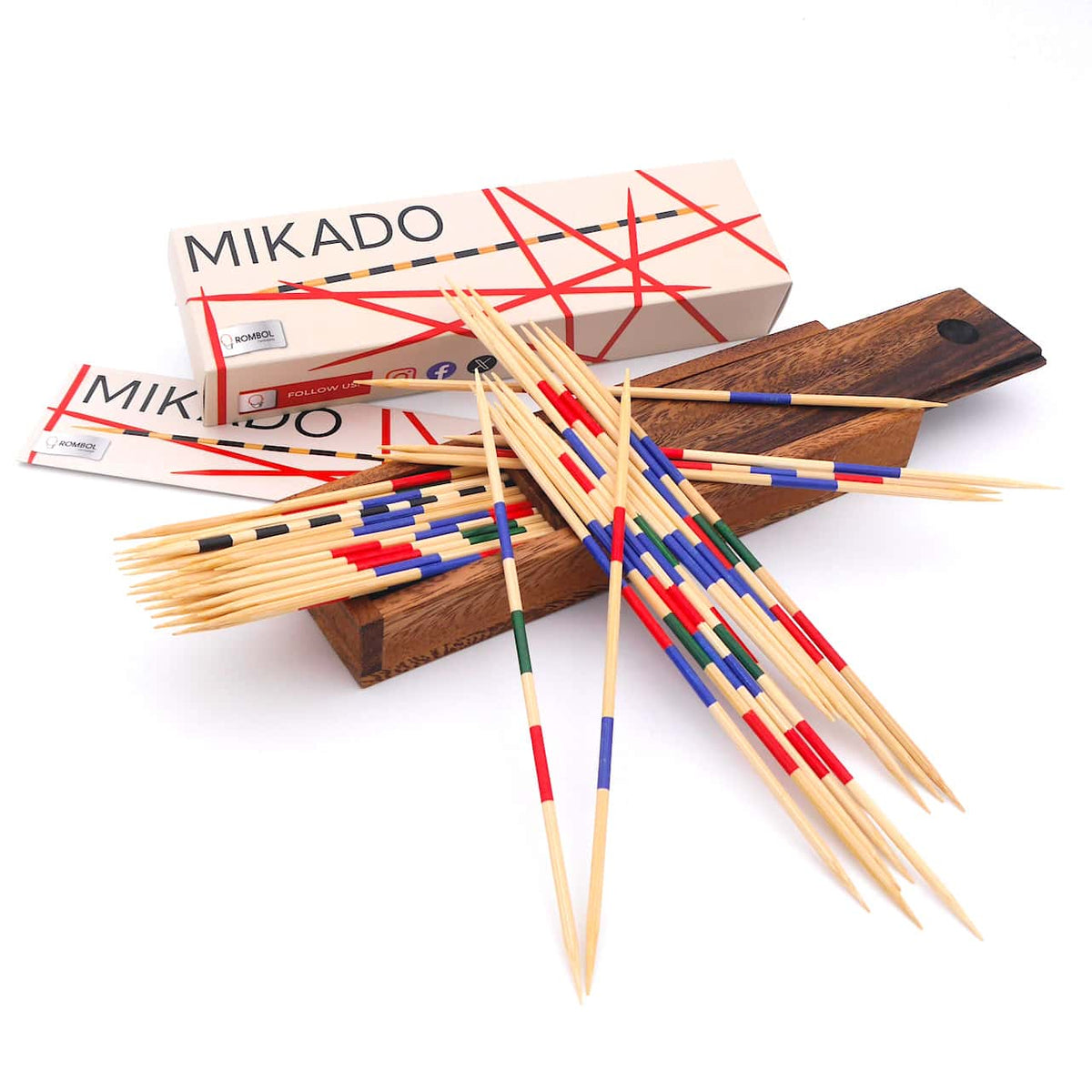 Eine Nahaufnahme eines hölzernen Mikado-Spiels mit bunten Stäbchen, die kreuz und quer übereinander liegen.